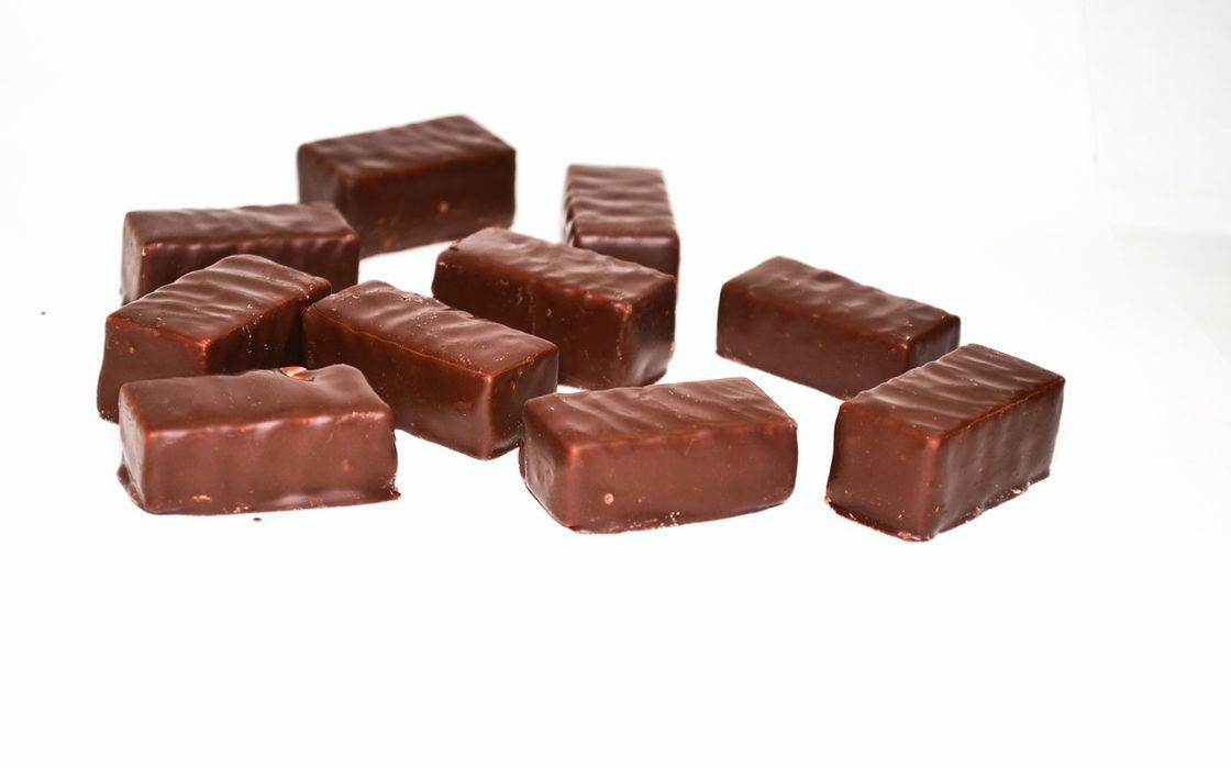 Vidriera de la tienda repleta de chocolates y golosinas