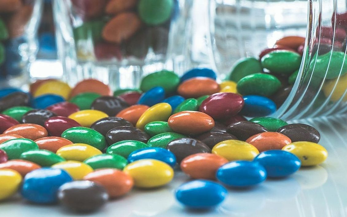 Una caja premium de dulces y golosinas lista para regalar